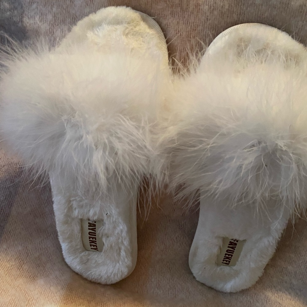 Ladies White Fuzzy Slippers 
Slip on size 7